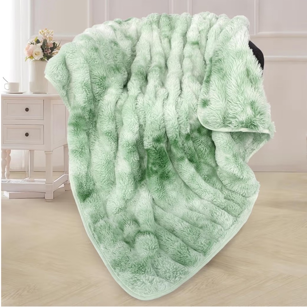 New Luxurious Green Faux Fur Throw Blanket